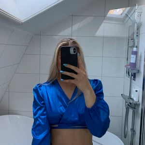 Festtopp - Oanvänd blå festtopp från Shein. Satin material. Man kan antingen knyta den fram eller bak. Storlek L men skulle mer säga S. I och med att man knyter passar den de flesta storlekar. Frakt tillkommer🦋