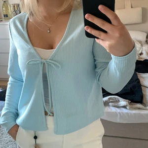 Kofta/tröja  - Ljusblå tröja får HM i storlek L, helt ny 