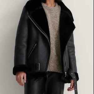 Jacka NA-KD - En riktigt snygg och varm jacka från NA-KD i storlek 38. I otroligt fint skick då den aldrig är använd. Frakt tillkommer📦