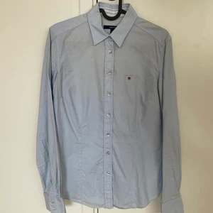 Blå skjorta från gant  - Ljusblå fin skjorta från gant. Figursydd klassisk modell i storlek 36. Väldigt fint skick 