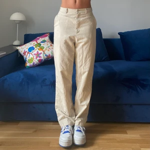 Linnebyxor - Somriga kostymbyxor i linneblandning från Uniqlo. Köpta för ett år sedan och sparsamt använda, i mycket gott skick. Går att bära både high och low waisted pga resår bak i midjan.