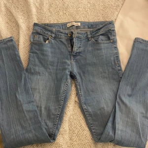 Lågmidjade jeans  - Säljer ett par lågmidjade jenas från min mamma vet inte original priset så gissar 💗