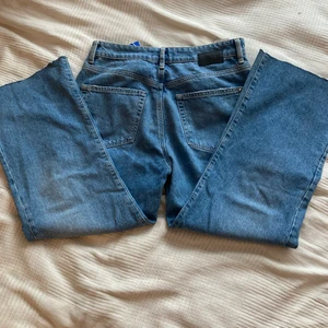 Lite cropped snygga straight leg jeans - Jag är 166 och de här är lite croppade på mig! Men tycker de är fint ”ditressed” där nere och super fint skick. De har bra material och kommer säkert finnas länge till! High waist classic fit skulle jag säga!