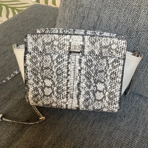 GUESS handväska  - Nyskick, knappt använd !