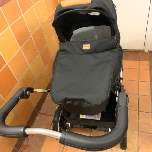 Emma ljunga  - Säljer min jätte fina barnvagn Emma ljunga inköpt för 5 månader sen, nyskick jätte sällan använd, förvarat inomhus. Inköpt för 6000 kr 