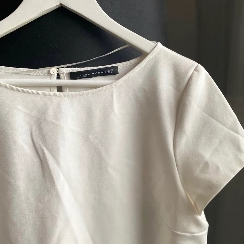 Superfin vit klänning från zara i storlek xs, passar även s, perfekt till student eller skolavslutning, köpare står för frakt💕💕. Klänningar.