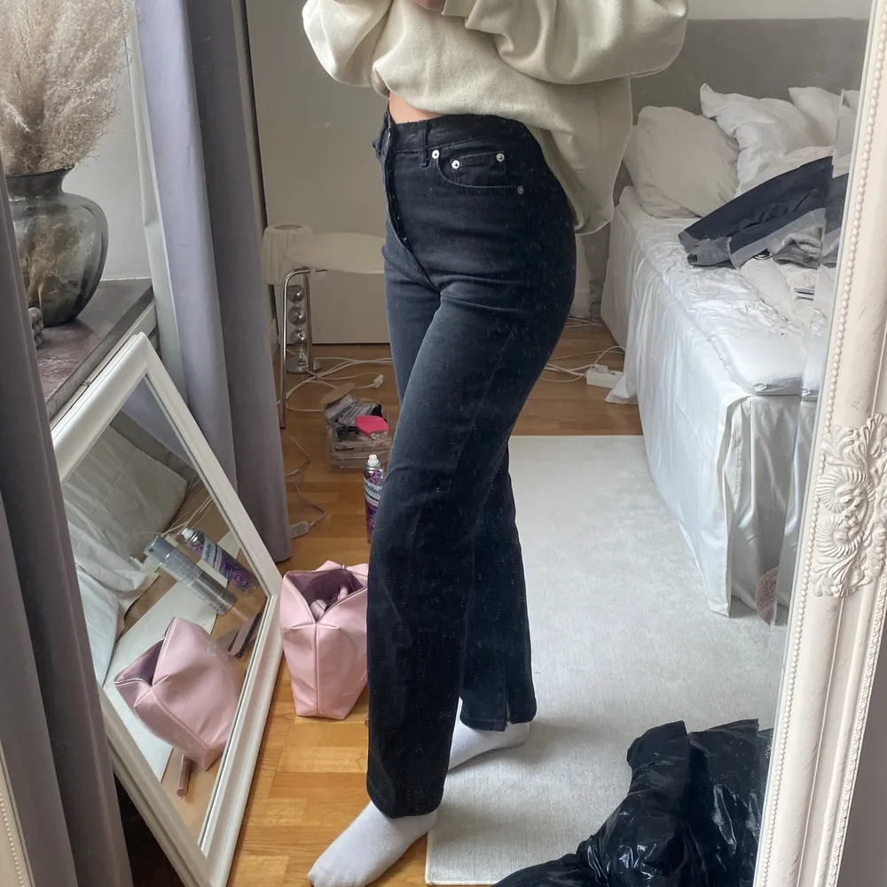 Jättesnygga svarta jeans från NAKD som jag säljer då jag inte fått någon användning av dem. Storleken är 32 men skulle säga att dem är lite mer som 34 🥰. Farkut & Housut.