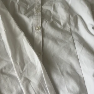 Jätte fin figursydd skjorta  - Köpte den i Barcelona utan att ta på mig den, liten runt mina bröst, skit snygg skjorta med formade sidor för en sjuk midja. Frakt tillkommer 