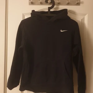 Nike hoddie - Äkta nike hoddie, säljs pågrund av aldrig kommer till andvänding, köparen står för frakt