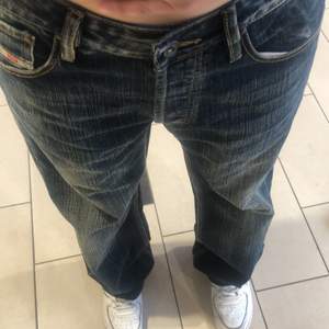 Baggy Jeans från ungefär 90 talet. Bra skick inga hål och inga skador. Perfekt för dig som gillar scating ❤️ pris diskuteras 