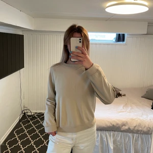 Sweatshirt - Beige sweatshirt från Cubus. Väldigt tunn. Strl XS