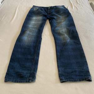 Jättefina jeans med fina detaljer från desigual. Använda ganska mycket och lite slitna längst ner men inget man tänker på. Frakt:79kr