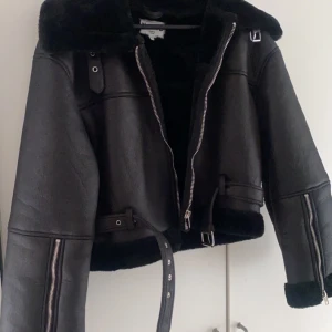 Jacka från NAKD - Oanvänd jacka i strlk 34 från NAKD köpt för 1000 säljer för 300+frakt 