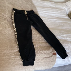 Mjukis byxor  - Mjukis byxor med guld detaljer 