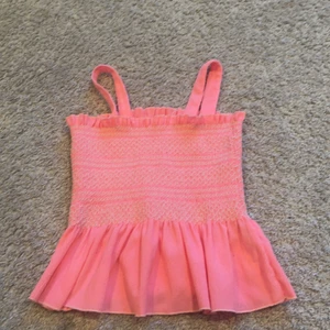 ‼️rosa volang tröja‼️ - 🌸säljer denna fina rosa volang tröjan från zara i storlek 128 men passar mig som har storlek 152🌸