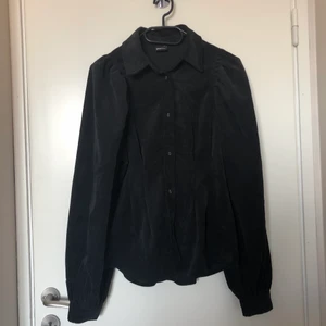 Manchesterskjorta  - Manchesterskjorta med manchesterknappar från Gina Tricot med ballongärmar som är endast använd 2-3 gånger.                                                                         Köparen står för eventuell fraktkostnad ❣️                       