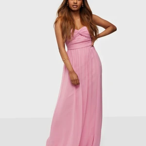 balklänning  - en superfin helt ny rosa balklänning från Nelly. Aldrig använd endast testad men den var tyvärr för lång för mig (jag är 162). Har inga bilder med den på men kan ta om någon skulle vara intresserad. Den är i storlek 34 och slutsåld på hemsidan. Möts i Stockholm eller fraktar💞