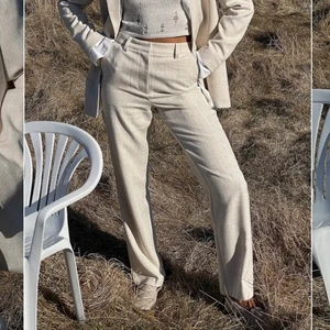 Linne kostymbyxor - Helt nya byxor från NA-KD med lappen kvar. Jättefina linne, kostymbyxor. Helt slutsålda. Nypris 549kr. Egna bilder kan fås vid intresse 😋