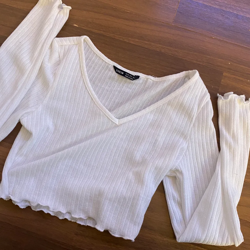 En vanlig vit tröja från SHEIN aldrig använt den va lite för liten. Men tycker den är jätte fin den är i storlek S.. Tröjor & Koftor.