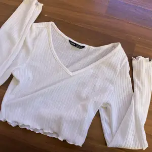 En vanlig vit tröja från SHEIN aldrig använt den va lite för liten. Men tycker den är jätte fin den är i storlek S.