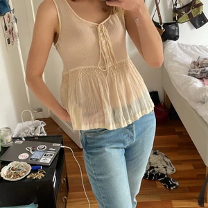 Vit Blus från malene birger - Köpt second hand men i bra skick. Väldigt ”flowig” typ och skön perfekt till sommarn. Lite genomskinlig så man vill nog ha något under. (Köpare står för frakt)