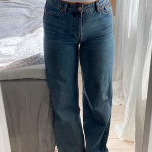 Ljusblå jeans i modellen Yoko, strl 26💗                           Säljer då dom är lite för tajta för mig. Knappt andvända.                                                                    Jag är 160 och dom är lite långa som man ser på bilden. Säljer för 350, inkulsive frakt🤍🤍