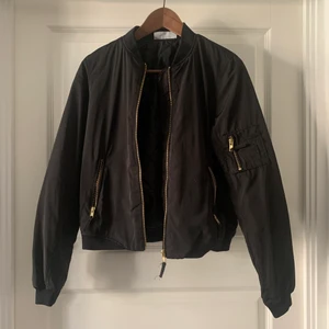 Bomber jacka från Noisy May - Väldigt härlig bomberjacka från Noisy May. Perfekt till vår, sommar, höst! Fint skick💕 Jag är öppen för prisförslag, mötas upp i Stocholm och det är bara att skriva för fler bilder!!!