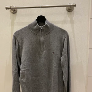 Hilfiger Stickad  - Stickad Hilfiger tröja i storlek S kostar 1200kr ny säljer för 400kr