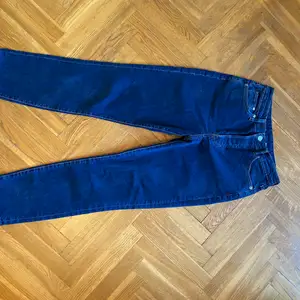 Jättefina blåa jeans aldrig använda. Passar en 36/38a