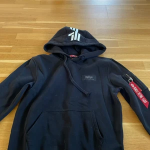 Alpha industries  - Har använt 4 gånger, väldigt stor samt väldigt bred axlad.   Köpt för 1000kr