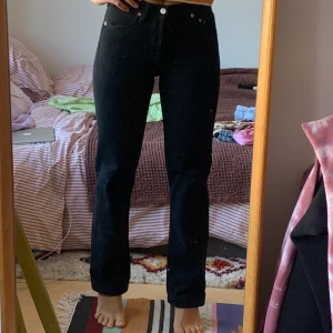 Levis jeans  - Alltså de finaste svarta Levis Jeansen jag ägt. Sitter som en SMÄCK men tyvärr bara använt ett par ggr pga lite för små. Passar W26/27 perfekt men står w28. Rak modell men sitter fint längs med lår och sen rakt ner. Fin ”tvättad” svart som ger en perfekt vintage look! Tyvärr får någon som kommer använda dem nu ta över dem ):(  Kan mötas i Sthlm innerstad alt frakta mot kostand!  
