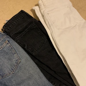 Zara jeans  - Säljer dom populära mid rise jeansen ifrån zara i blå svarta och vit alla i storlek 34 , 200 kr för ett par 