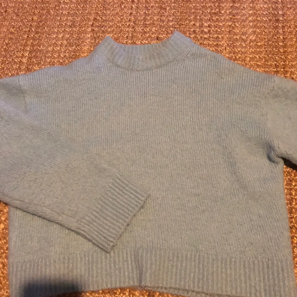 Blå stickad tröja från Zara i storlek S. Jag har knappt andvänt den då den är lite för liten för mig. Karnske inte framgår på bilden men den är något croppad. Överlag supersnygg och som ny! Köparen står för frakten!. Neuleet.