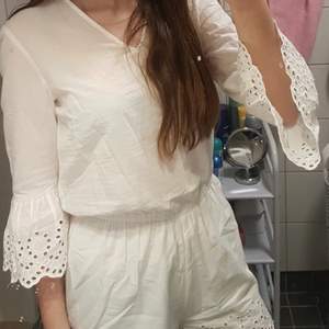 Vit jumpsuit som jag har använd bara en gång! Passar perfekt till sommaren samt skolavslutning ❤️ Jag tror att jag har köpt den på Nelly men är inte 100% säkert på det. Storleken är XS/S, pris 95kr + frakt ❤️ 