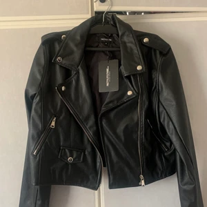 NY fake-skinnjacka - säljer denna HELT NYA jacka i fakeskinn från Pll. Storlek 8 (smal)💓💓💓💓