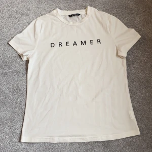 T-shirt - Vit t-shirt med tryck. Bra skick, använd en gång. Perfekt till sommaren☀️