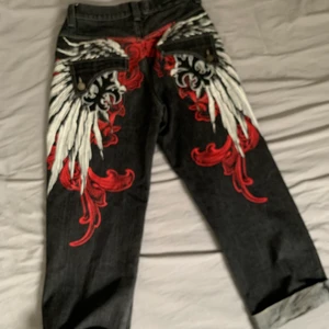 Baggy rawblue jeans - Sjukt snygga vintage jeans från rawblue. Jeansen är i jättebra skick och trycket där bak har inga defekter. 9/10 skick. Storleken är 34/34. Jag är 172 cm och dem sitter snyggt på mig med skärp, men jag har vikt upp dem.