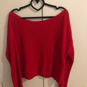 Stickad tröja - Röd stickad tröja från NAKD ur Josefin ekströms kollektion. (Nästan offshoulder) Har inte använts på väldigt länge så det är dags att någon annan får ge den nytt liv! 50kr (frakt tillkommer om den behöver skickas) 🌞🌞🦋🦋