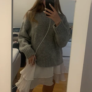 Volang kjol - ❗️Budet är falskt, den går fortfarande att köpa❗️                     Den perfekta sommarkjolen, jätteskönt material💗 skulle säga att den passar xs-s, går att ha både låg och högmidjat! Den har dock en lien avvikelse som lätt kan sys utan att de kmr synas🤍