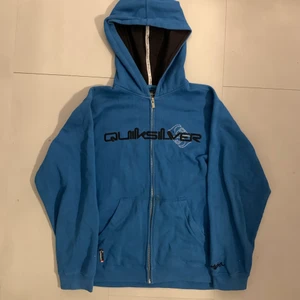 Quicksilver hoodie - En jätte fin marinblå huvtröja med fina detaljer, liten fläck men inte märkbar. står storlek L på insidan men skulle säga att den passar som en M. Möts upp i Stockholm och kan posta!