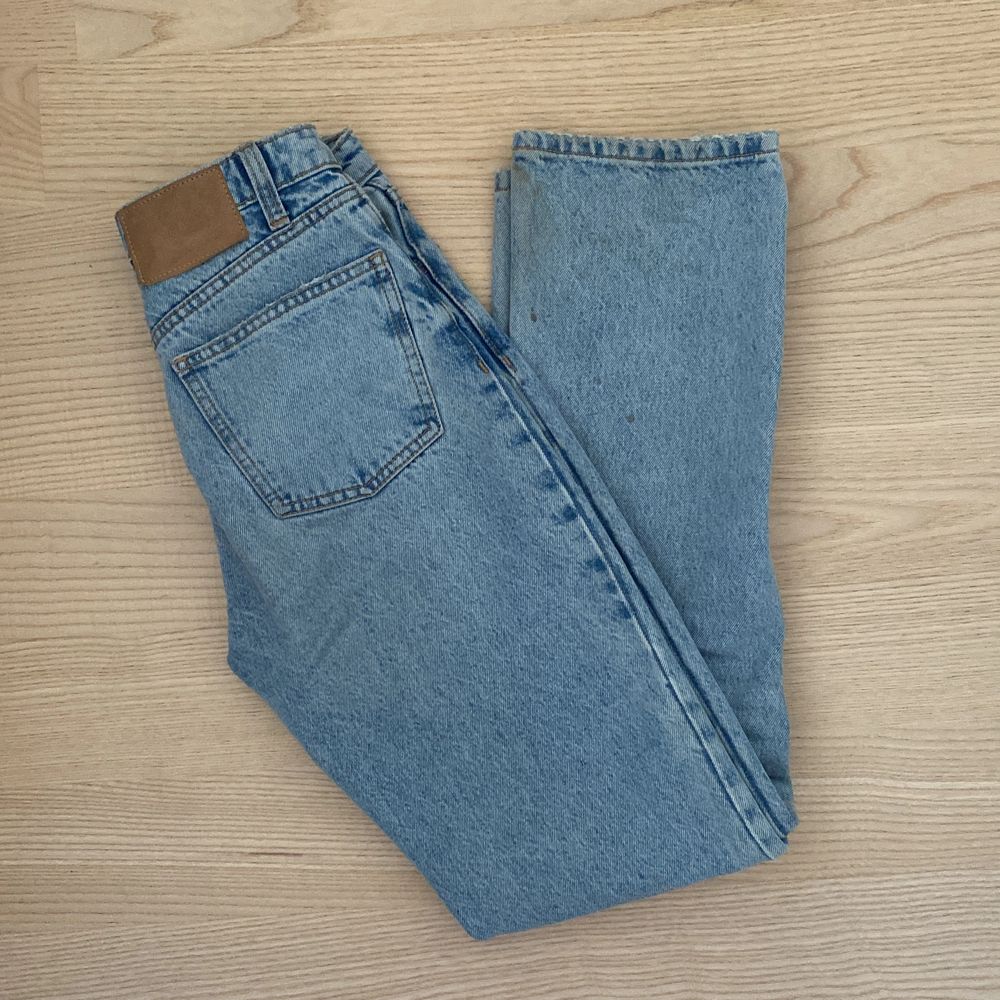 Mid waist jeans från zara. Använda ca 5 gånger, väldigt bra skick. Personen på bilden är 170 lång. Postar samma dag!! Dm vid frågor. Jeans & Byxor.