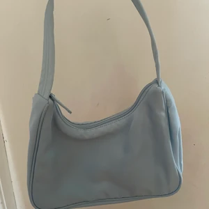 Monki, väska  - Fin blå väska som aldrig kommit till användning. Säljer för 120 exklusive frakt 💗