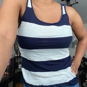 Bikbok randig linne blå/vit strl XS - Ett vanligt basic linne blå/vit med en liten detalj där bak 