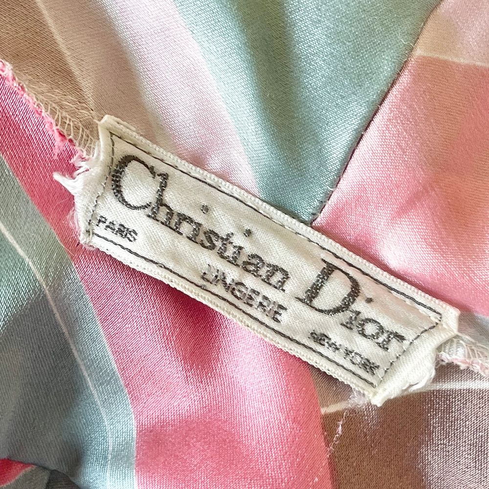 Stunning vintage Dior silk robe from late 70s to early 80s. Absolutely gorgeous combination of pastel green, baby pink, beige, and fuchsia colors. It has a spaghetti tie around the waist and two side pockets. The overall robe is in great vintage condition, minus some flaws in multiple areas such as running seams and light scratches. Fits like modern size S or M. Measurements Length 138cm Shoulders 37cm  Sleeves 58cm. Övrigt.