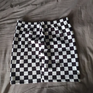 Shein - Helt oanvänd kjol från shein i storlek M.