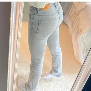 Lågmidjade jeans - Säljer ett par ljusgrå acne jeans som är lågmidjade. Super fina men har tyvärr växt ur. Lånad bild.