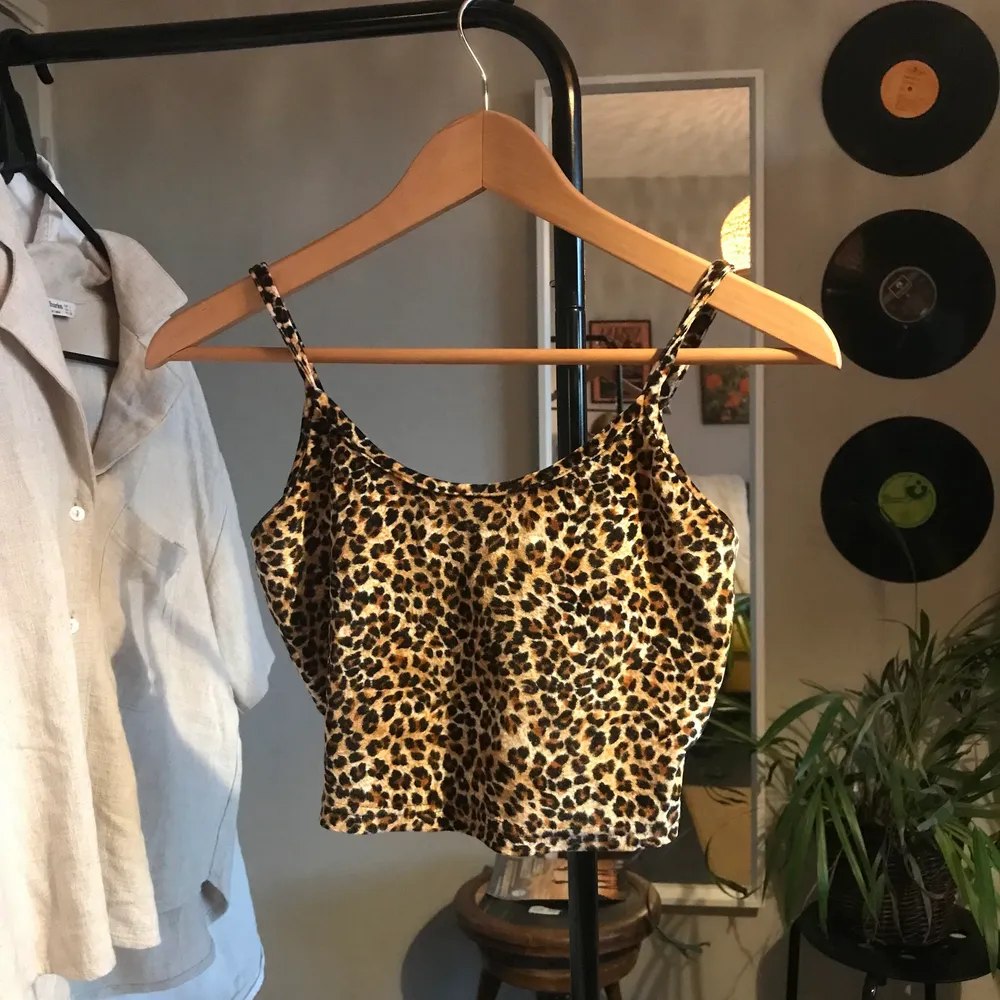 Leopard linne i sammet från Shein. Köpt för ca 2 år sedan, använd få gånger, som nyskick! Croppad, strl. S men funkar också för XS. Du står för frakten! 🥰. Toppar.