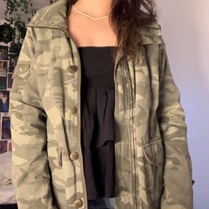Kamouflage Jacka - Trendig kamouflage jacka som passar nu till våren ❣️ Inte alls använd säljer pga inte min stil längre ⚡️ Kom privat för fler bilder eller några frågor <3