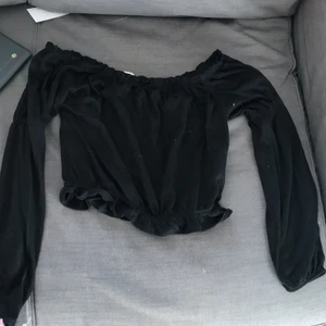 Croppad off shoulder - Svart, kan dras ner kan dras upp, off shoulder, från amisu och storlek M