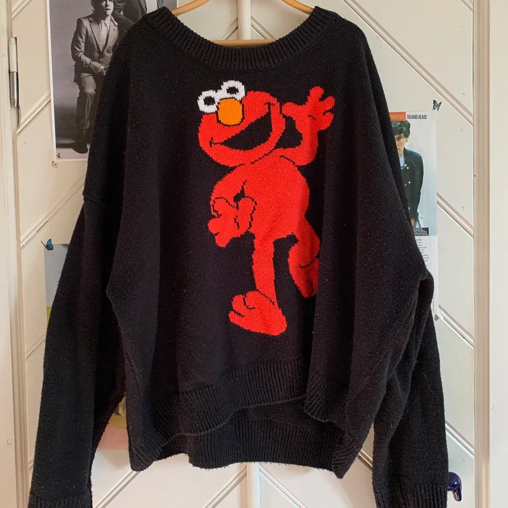 Mjuk svart stickad tröja med Sesame street-motiv! Säljer pga för lite plats i garderoben lol. Tröjor & Koftor.